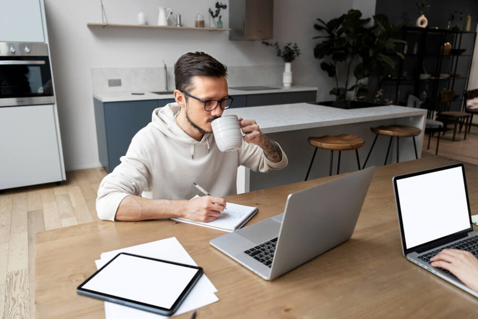 Entenda a importância da gestão de funcionários em home office. Entenda as implicações e o contexto dessa modalidade de trabalho.